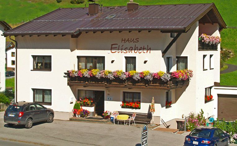 Haus Elisabeth in Galtür mit blumengeschmückten Holzbalkonen